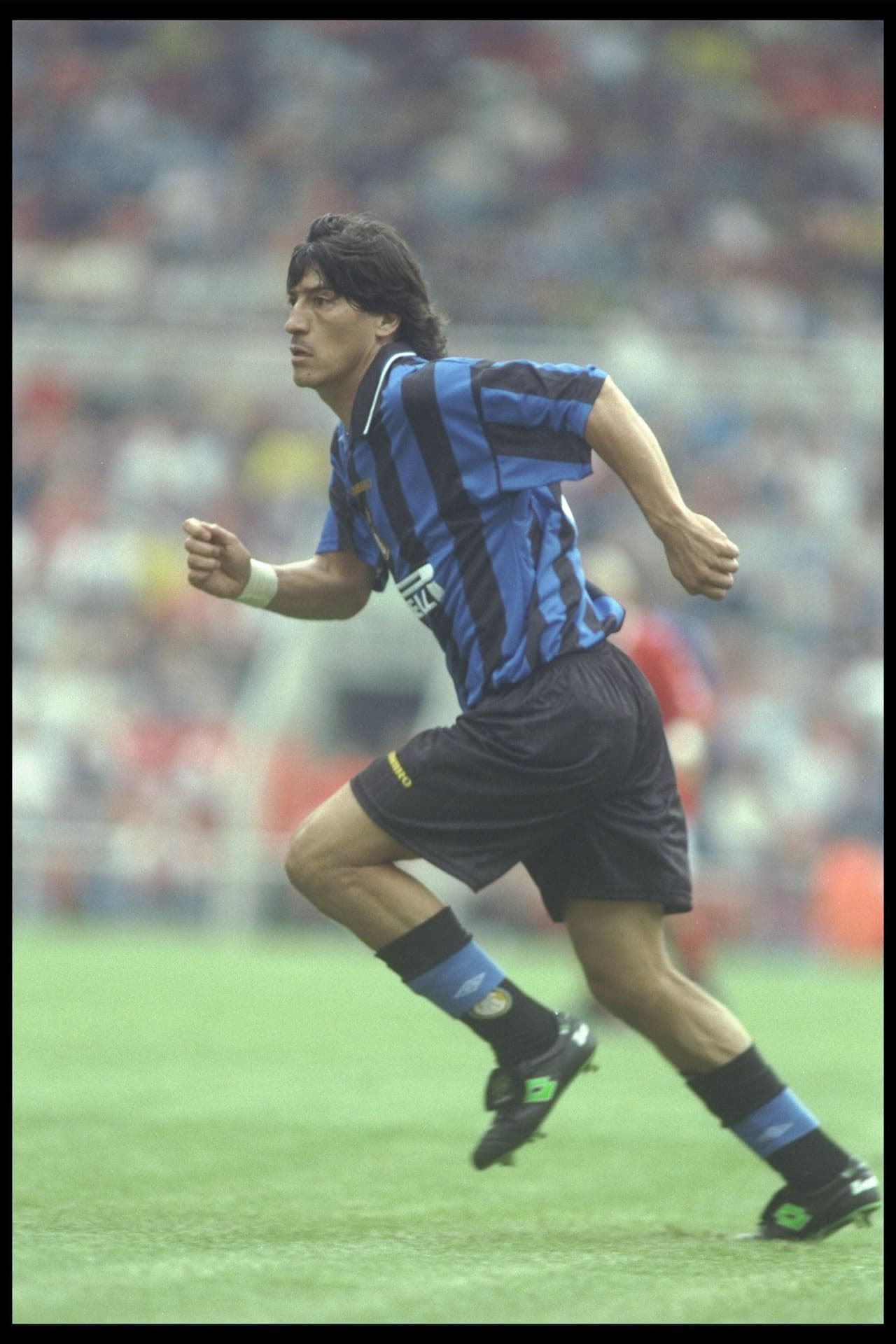 En 1996 se marchó a la mejor liga del mundo durante los años noventa: el calcio italiano, donde jugaban los mandones de la Liga de Campeones como la Juventus y el AC Milán. Él fichó por el Inter.