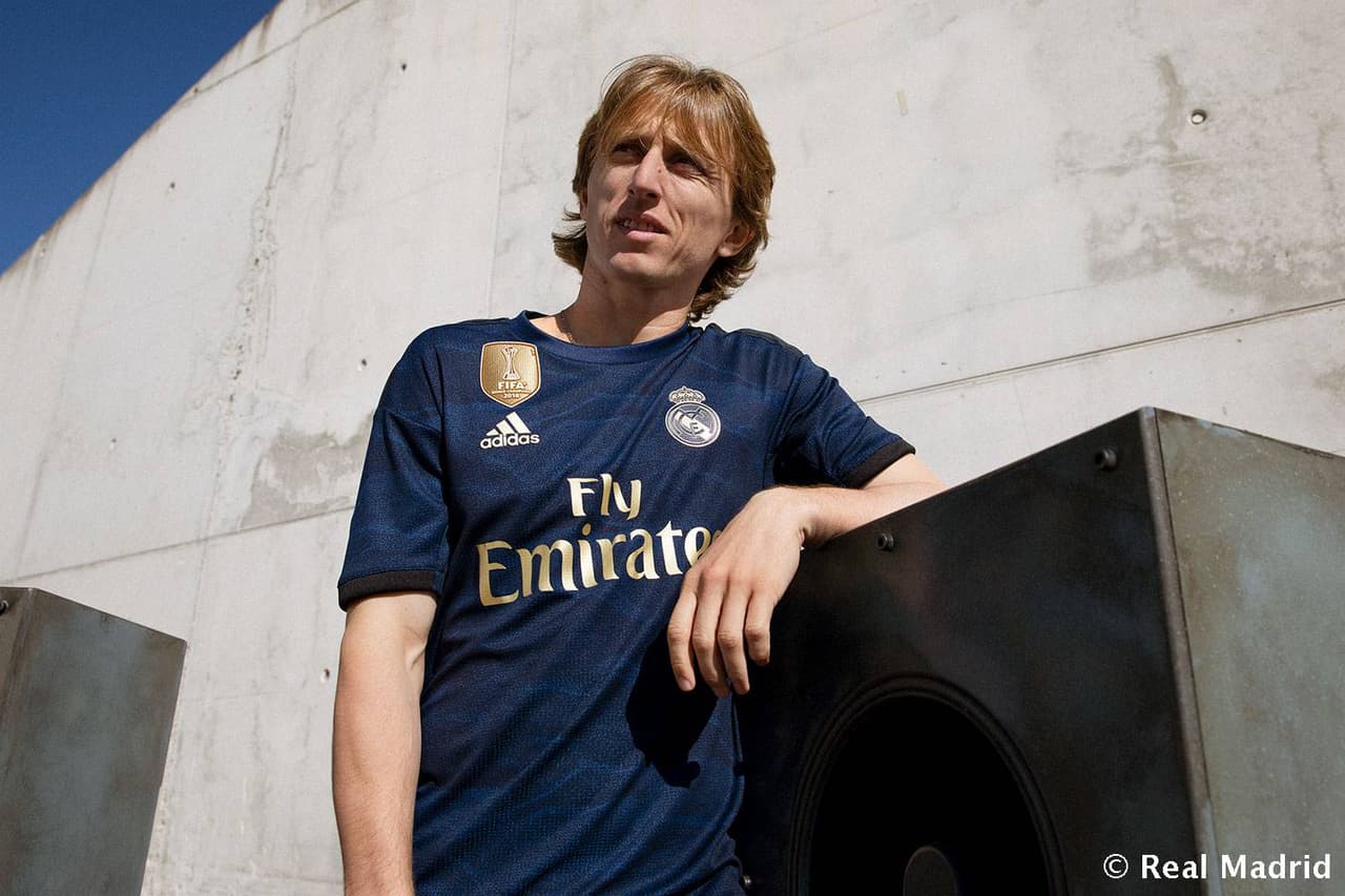 Real Madrid y Adidas han hecho el lanzamiento de su segunda equipación para la próxima temporada, así como el uniforme alterno de los porteros. Con un ambiente muy urbano y un video de los jugadores al ritmo del trap, los fanáticos madridistas conocieron esta nueva playera azul con detales dorados.