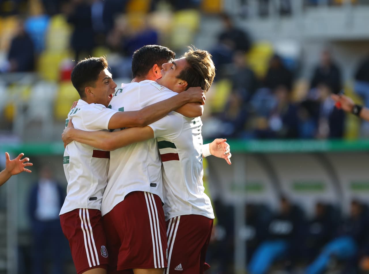 Sin embargo, desde el VAR llamaron al juez central y le advirtieron que el mexicano estaba en fuero de juego. Muy sutil.