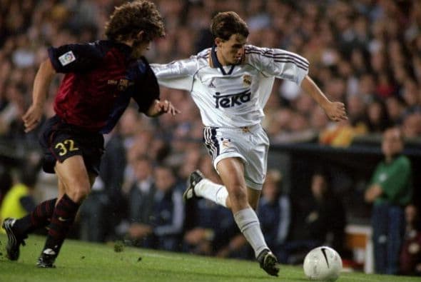 Su debut con el primer equipo del Barcelona fue el 2 de octubre de 1999 contra Valladolid. EL holandés Louis Van Gaal fue el técnico que lo hizo debutar como lateral derecho.