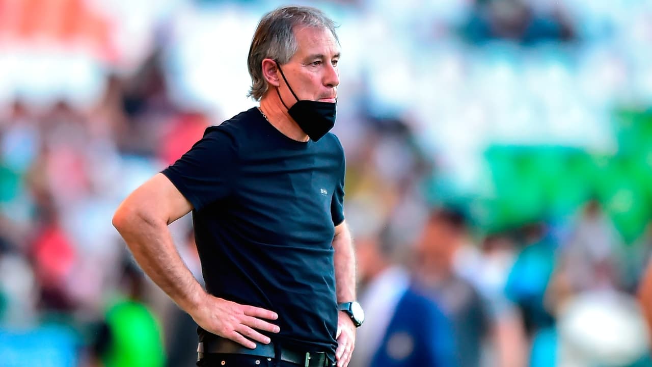 Ariel Holan defiende a Rodolfo Cota tras errores ante Tigres.