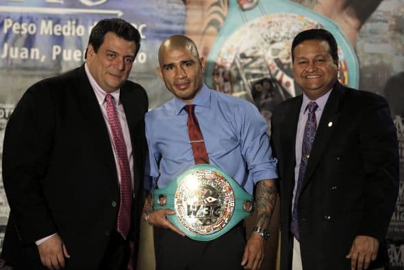 Miguel Cotto, campeón mundial medio del Consejo Mundial de Boxeo, recibió el cinturón de manos de Mauricio Sulaimán, presidente del organismo (Foto: Cotto Promotions)