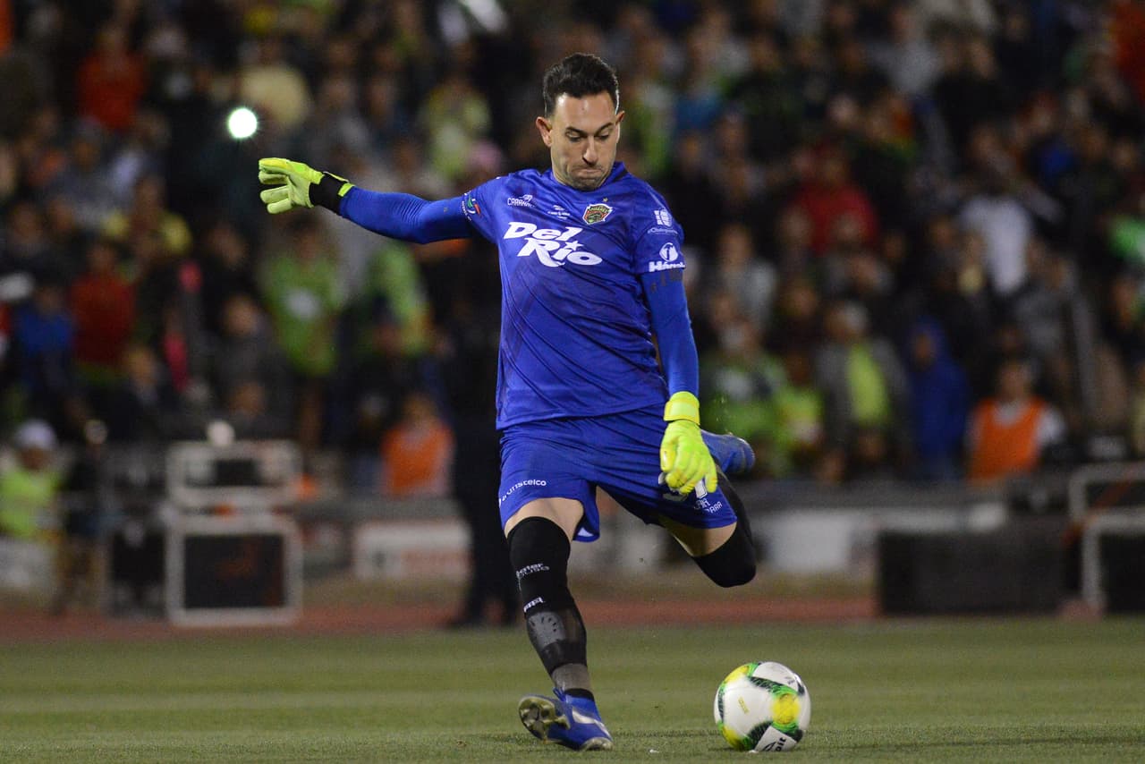 Vázquez Mellado estuvo muy cerca de convertir un gol de tiro libre, al estilo de José Luis Chilavert, pero Aguilera en la línea de gol le impidió la hazaña.