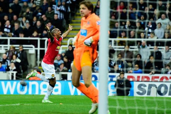 El arquero holandés Tim Krul no podía creer que Young consiguiera el único gol del duelo cuando el partido agonizaba.