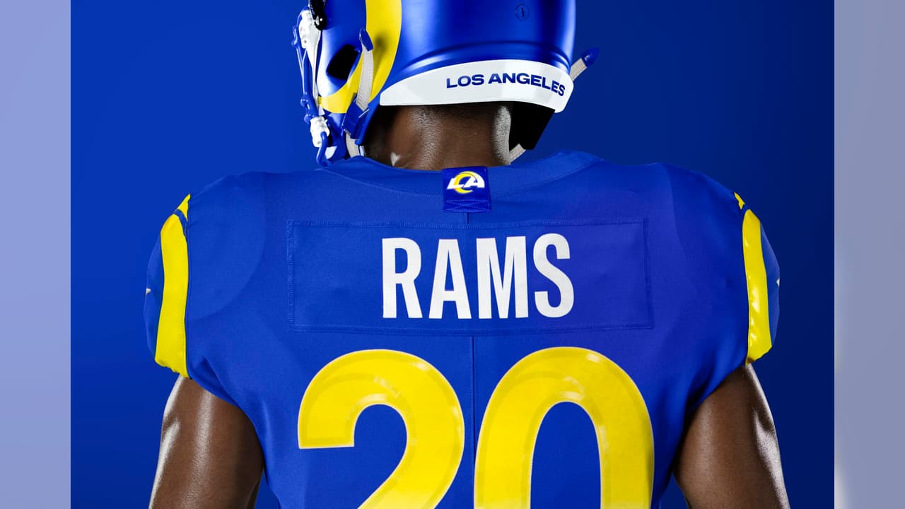 - Los números cambiaron de tipografía, ahora son más estilizados.
<br>- En el caso se percibe la leyenda 'Los Angeles', ciudad en la que juega el equipo desde 2016.