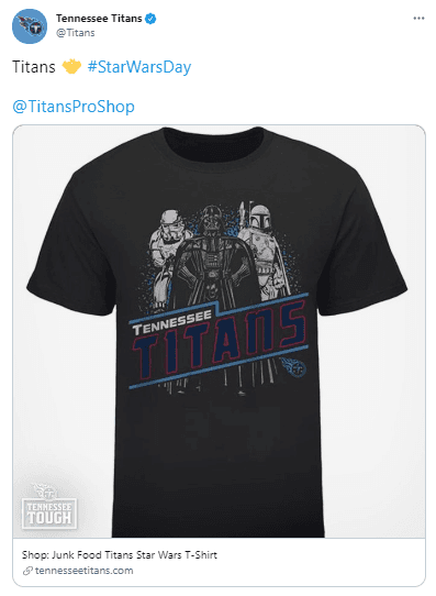 Tennessee Titans lo celebra con una playera conmemorativa.