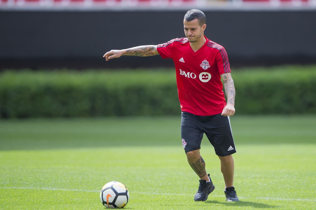 Después del 2-1 en el BMO Field, Toronto F.C. llegó hace unos días a suelo tapatío para preparar el juego de vuelta de la final de la Concacaf Liga de Campeones. Este martes, los dirigidos por Greg Vanney –pero comandados en el campo por Sebastian Giovinco y Michael Bradley– reconocieron el campo del estadio Akron.