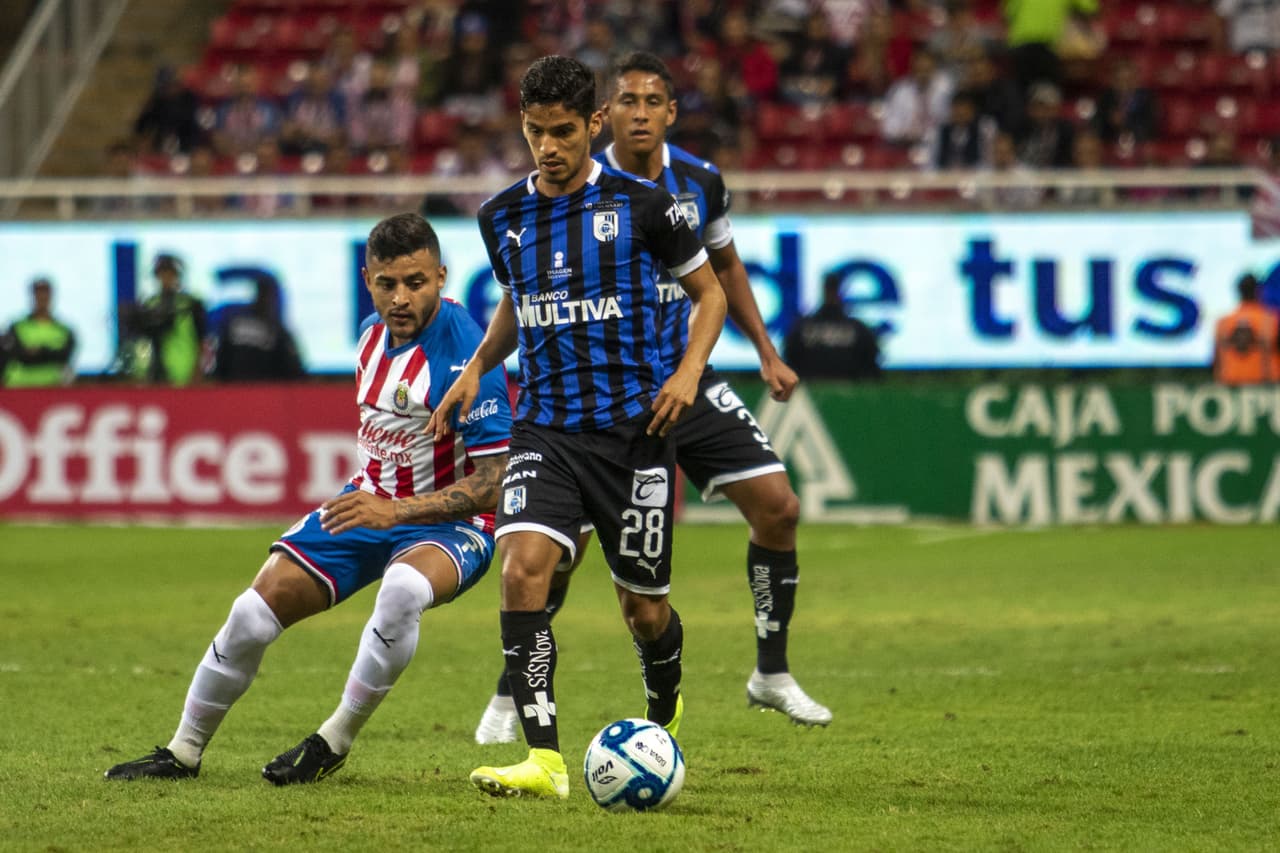 Chivas sufrió en los minutos finales pero logró sacar la victoria 3-2 ante Querétaro.