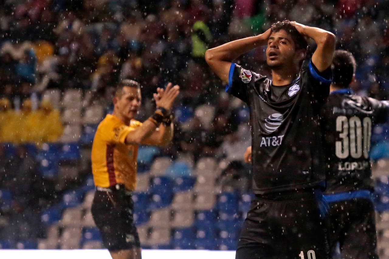 Luis Robles (derecha) y el Puebla tuvieron las mejores opciones de gol para llevarse la victoria pero entre la mala puntería y los reflejos del arquero Raúl Gudiño mantuvieron el 2-2 hasta el final.