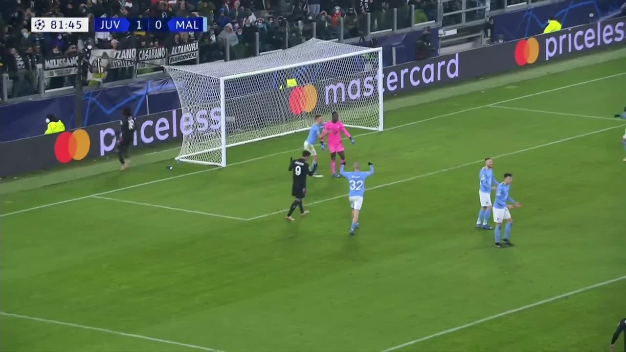 ¡TIRO ATAJADO! disparo por Moise Kean.