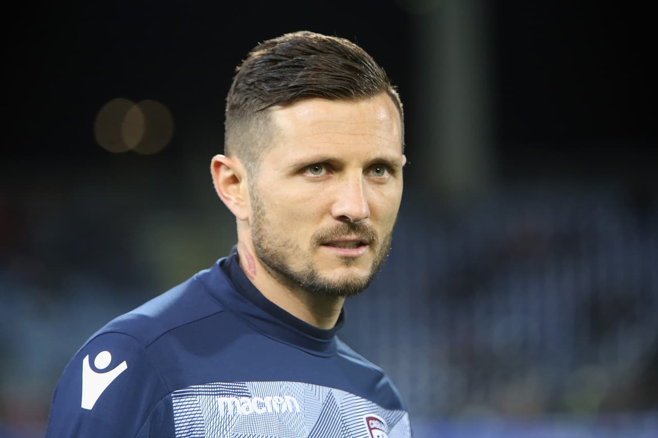 El francés Cyril Théréau es protagonista en Italia no por sus actuaciones con el Cagliari, sino por ser protagonista de un video sexual que se filtró y se ha difundido por Whatsapp en ese país.