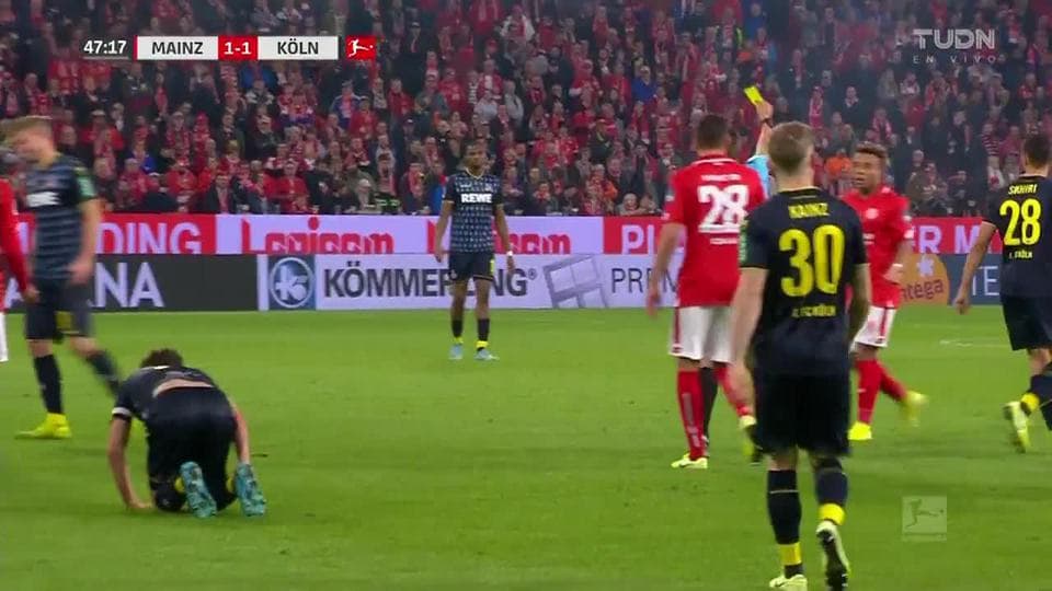 Tarjeta amarilla. El árbitro amonesta a Pierre Kunde de 1. FSV Mainz 05