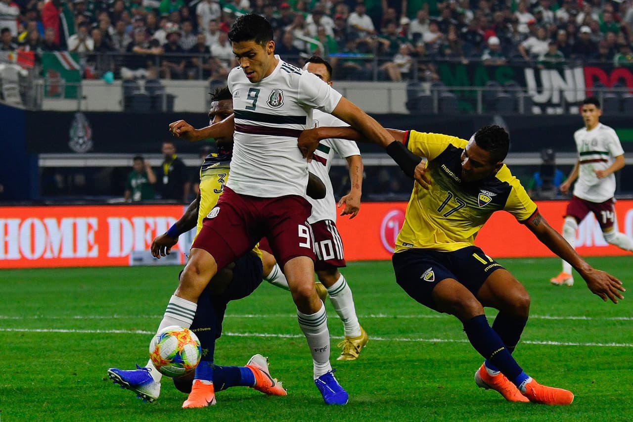 Raúl Jiménez (centro) sufrió la marca de los ecuatorianos durante el partido y tuvo pocas opciones de gol.