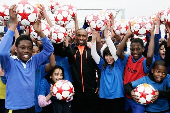 Defoe repartió balones de la Final y convivió con niños.
