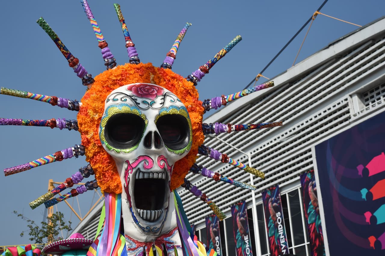Los disfraces típicos de la tradicional celebración del Día de los Muertos se tomó la previa del Gran Premio de México en la Fórmula 1, con un colorido que le dio un condimento especial.