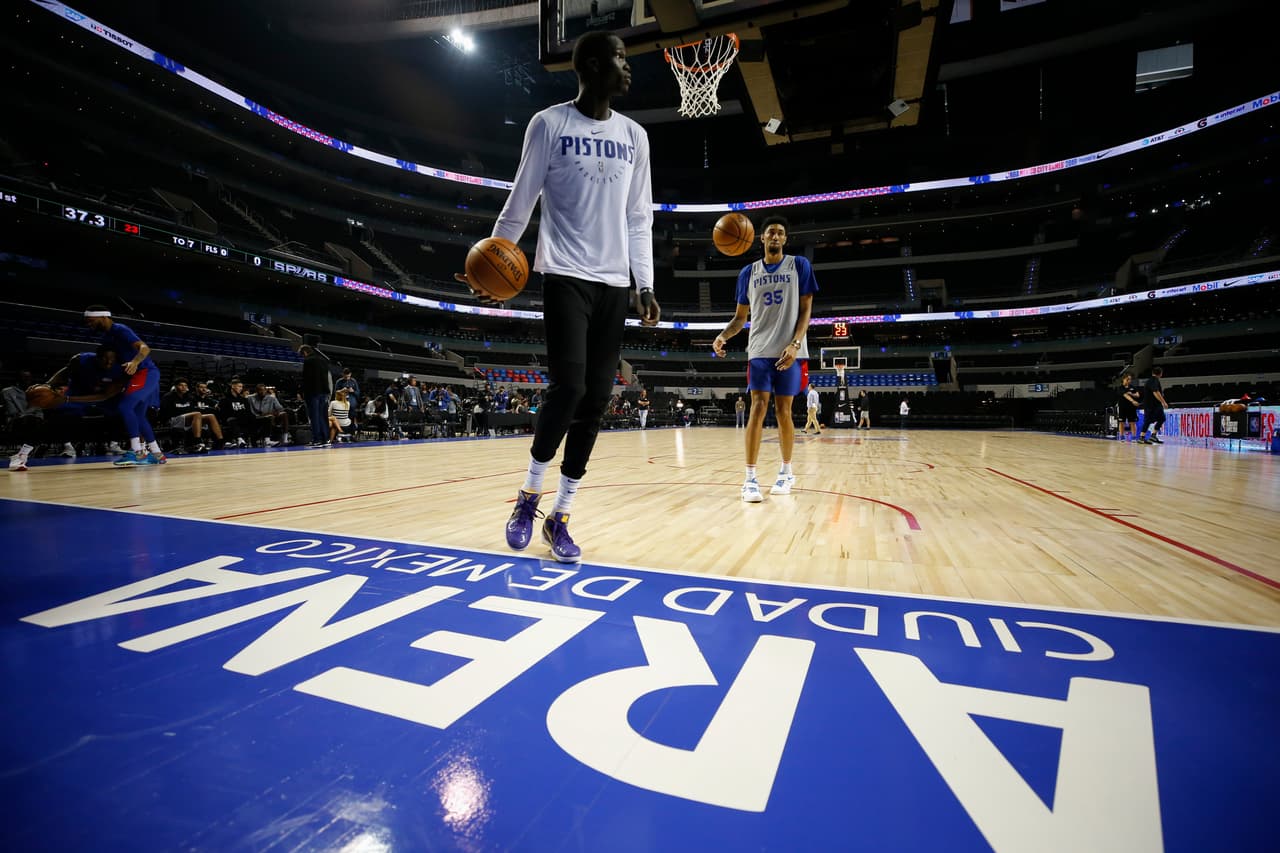 Previo al partido contra los Dallas Mavericks de Luka Doncic, el equipo de Detroit reconoció la duela de la Ciudad de México.