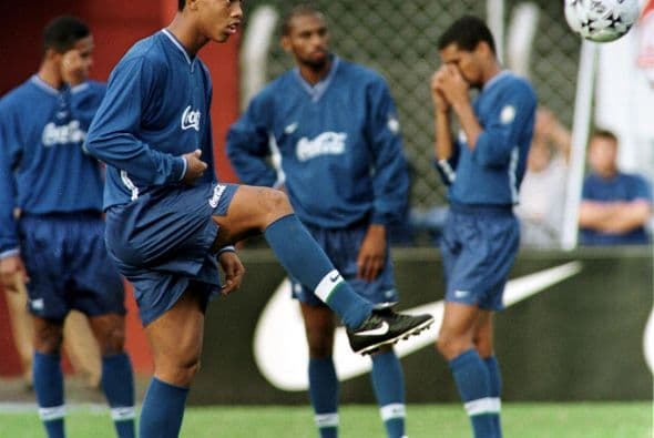 La marca comenzó con el Gremio, equipo con el cual debutó Ronaldinho a nivel profesional en Brasil. Con el ‘Tricolor inmortal’ logró levantar los trofeos del Campeonato Gaucho y la Copa Sul de Minas en 1999.