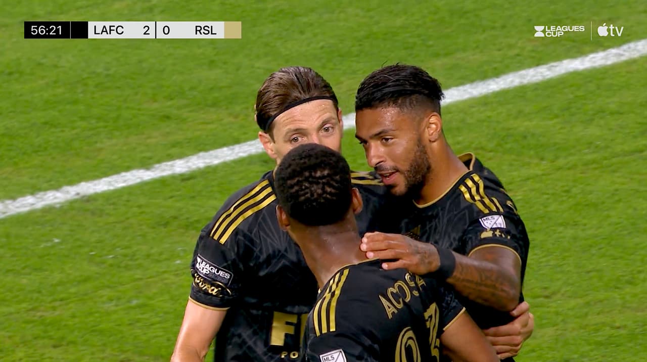 Dénis Bouanga roba el balón y marca doblete