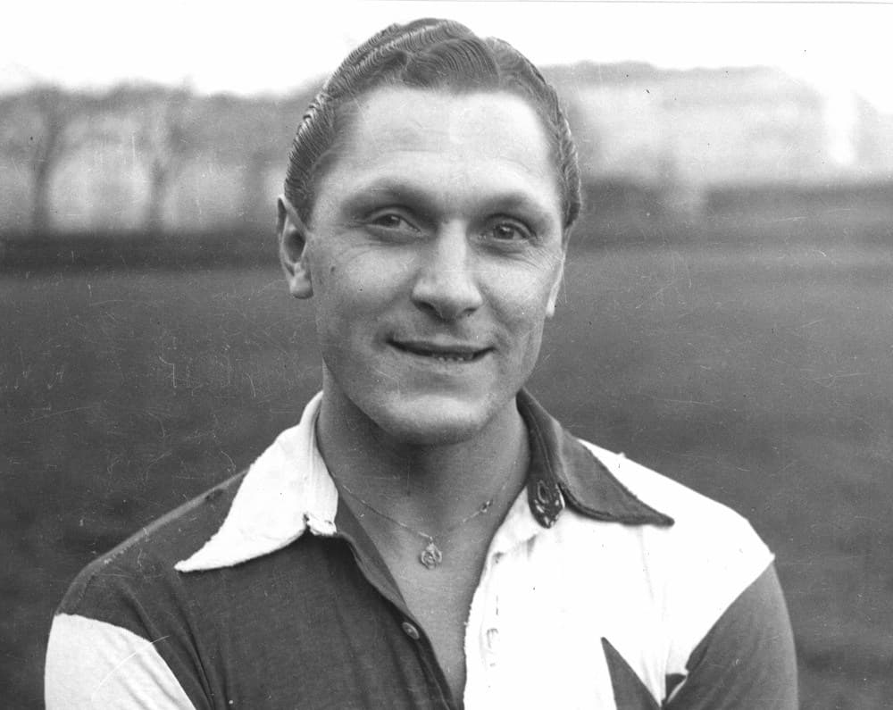 1. Josef Bican (Austria) - 805 goles.