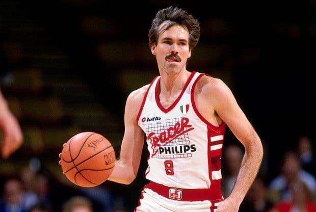 Después de Michael Jordan, el jugador favorito de Kobe era Mike D’Antoni, quien jugaba para Milán durante su estancia en Italia. Es por eso que Kobe usaba el número ocho.