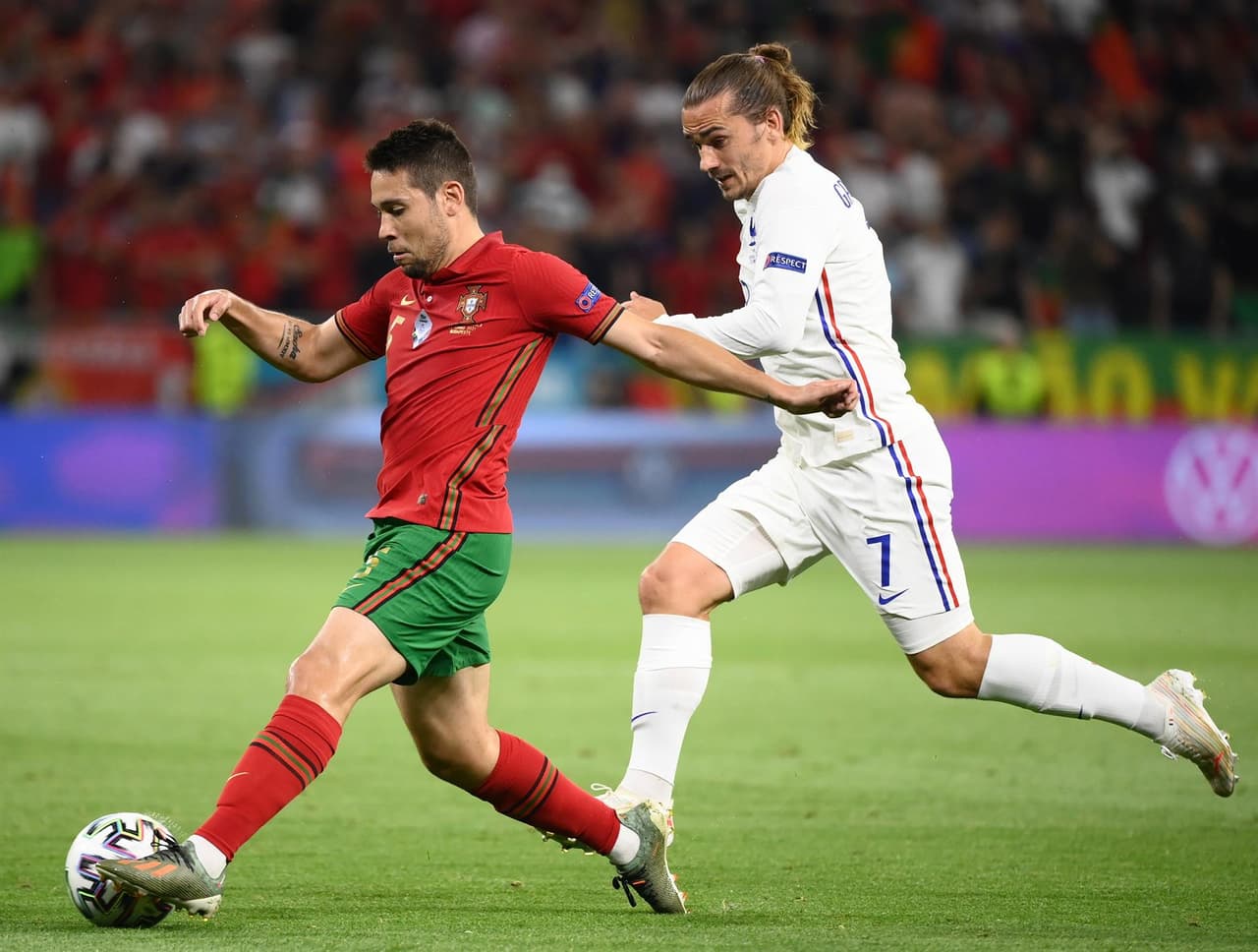 Francia y Portugal se llevan empate 2-2 y ambos consiguen su pase a Octavos en la Euro 2020. Cristiano Ronaldo anotó doblete (31' y 60'), ambos penaltis a favor de los portugueses, mientras que para Francia descontó Karim Benzema al 45+2' y al minuto 47 del encuentro. El 'Bicho' logra 109 anotaciones con selección, único en el mundo.