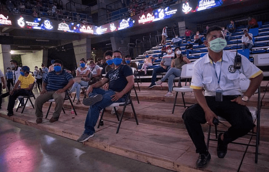 Aunque no cancelaron eventos deportivos, asistentes mantienen la sana distancia.