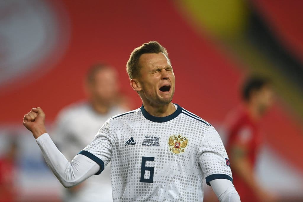 Turquía se impone 3-2 a Rusia en emocionante partido. Turquía inició con derrota, pero tras la expulsión de un jugador ruso, aprovecharon esa ventaja, Karaman y Under sumaron los dos primeros goles para su escuadra, mientra que Tosun logró el gol de la victoria por un penal. Por parte de los rusos, Cherishev y Kusiayev le dieron los dos tantos a su equipo en la UEFA Nations League.