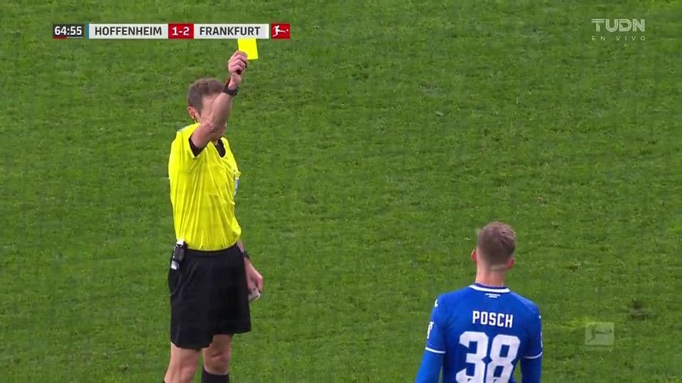 Tarjeta amarilla. El árbitro amonesta a Stefan Posch de TSG 1899 Hoffenheim