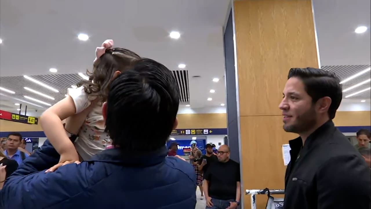 Profe Julio Ibañez y Daniel García llegan a México y son recibidos por sus familias