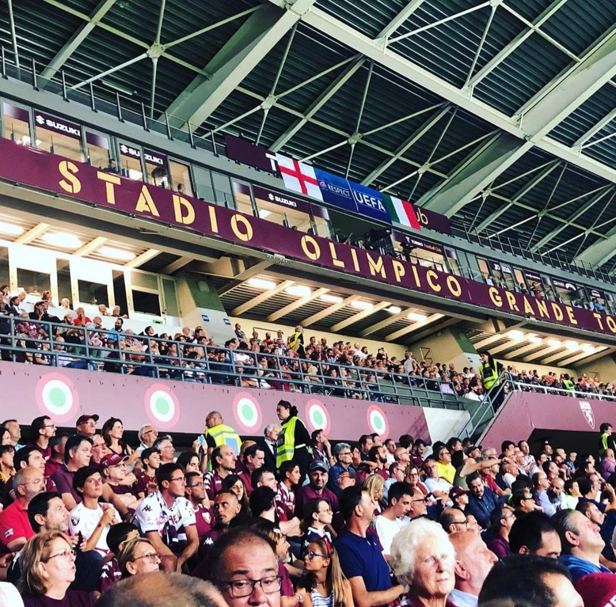 Con un lleno absoluto, así se celebró el partido en el estadio Olímpico y las seguidoras del goleador de los Wolves estaban presentes.
