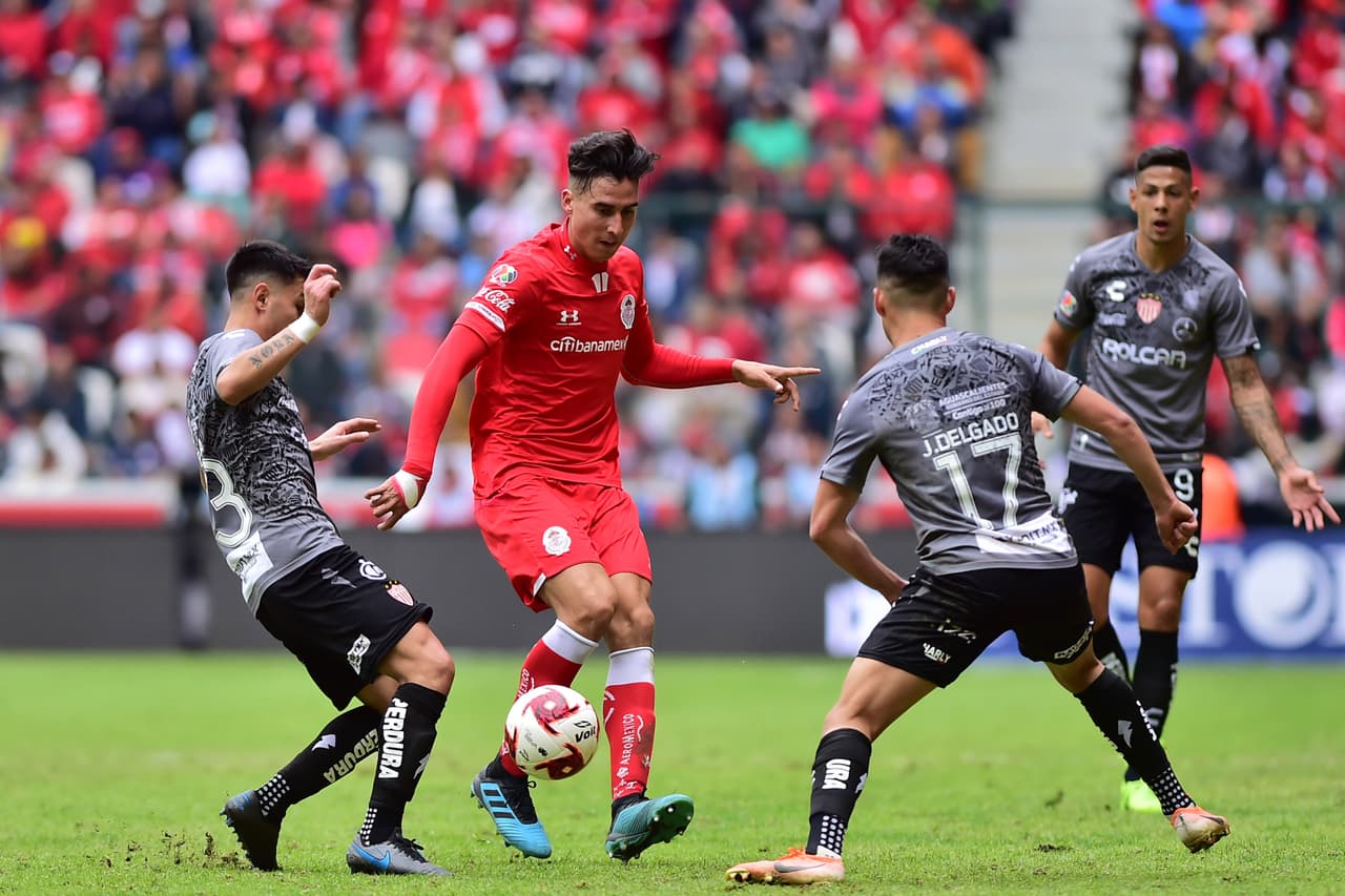 En un partido de volteretas, el Necaxa derrota a domicilio al Toluca 2-3 en un juego entretenido con gol de penal de Mauro Quiroga en el tiempo agregado.