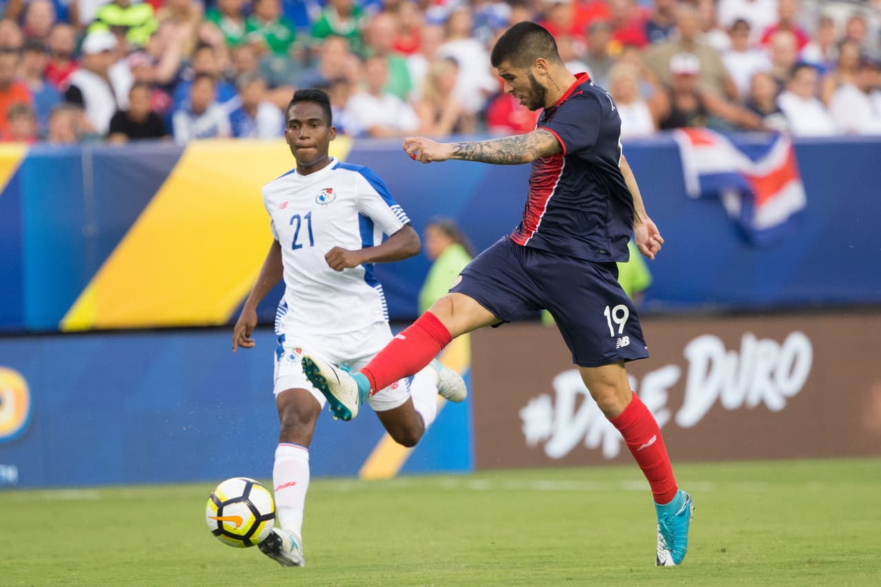 Jul 19, 2017; Philadelphia, PA, USA; Costa Rica midfielder Ulises Segura (19) shoots in front of Panama midfielder Leslie Heraldez (21) during the second half at Lincoln Financial Field. Mandatory Credit: Bill Streicher-USA TODAY Sports