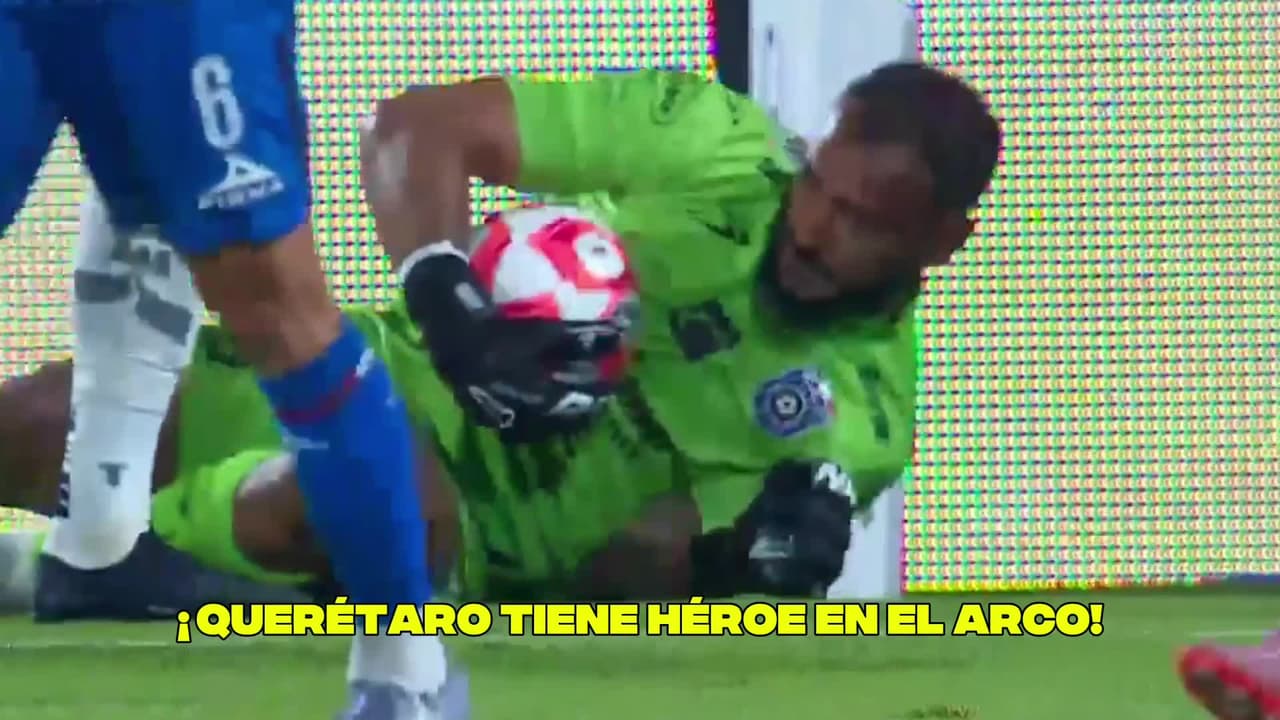 ¡Hay portero! Brillante atajada del portero de Gallos