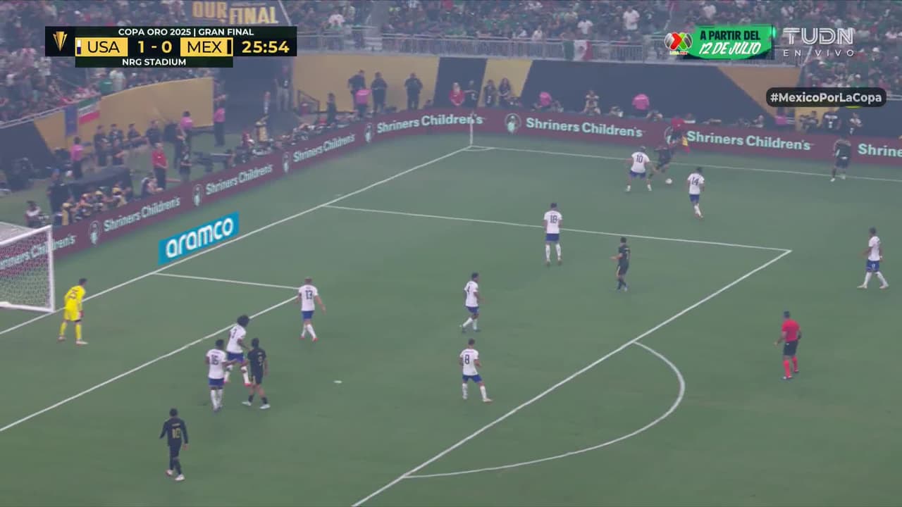 ¡GOL!  anota para México. Raúl Jiménez