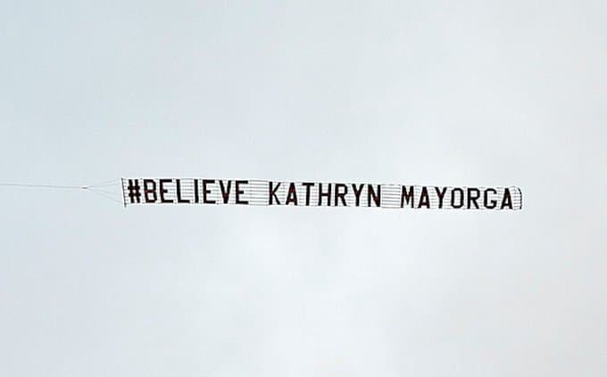 Pancarta en Old Trafford recuerda a CR7 supuesta violación