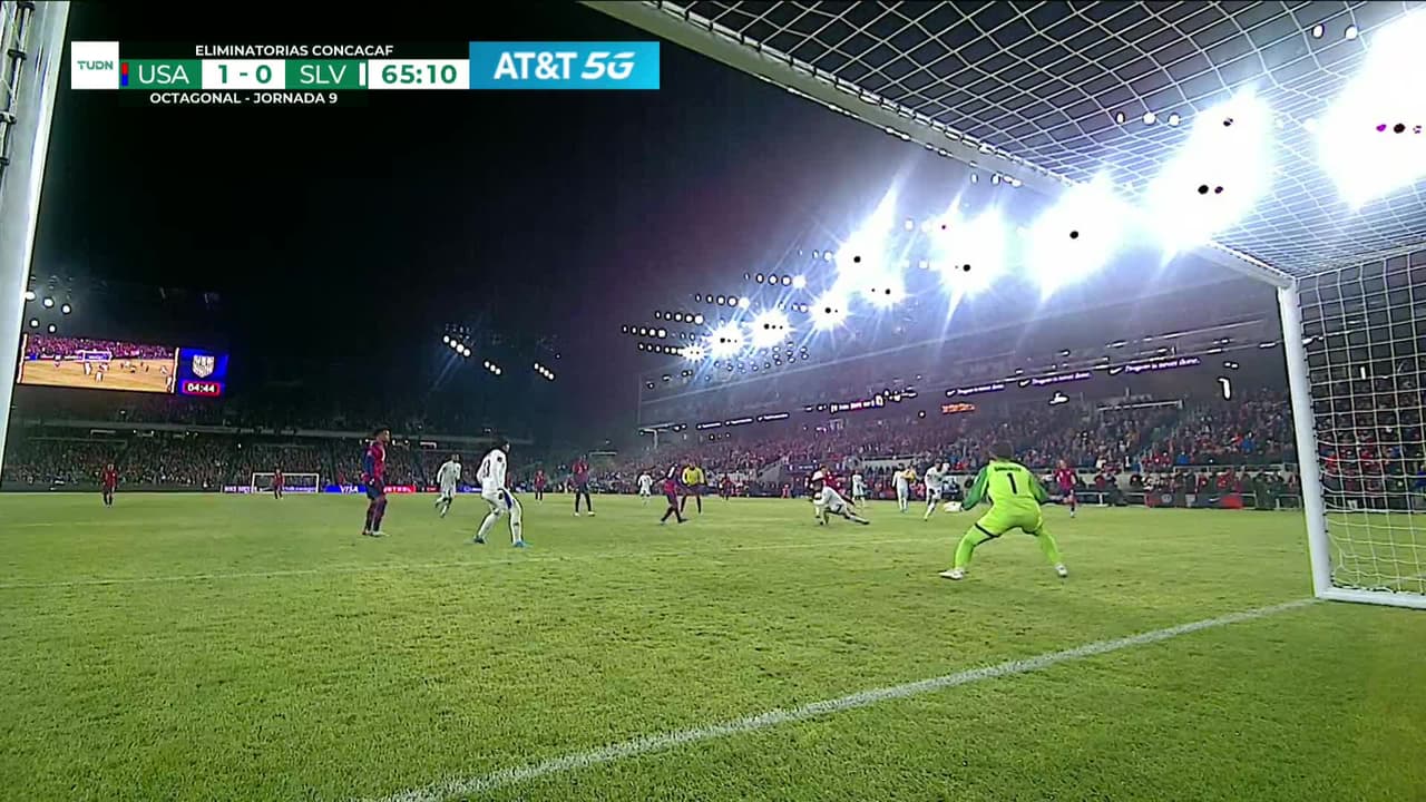 ¡TIRO ATAJADO! disparo por Antonee Robinson.