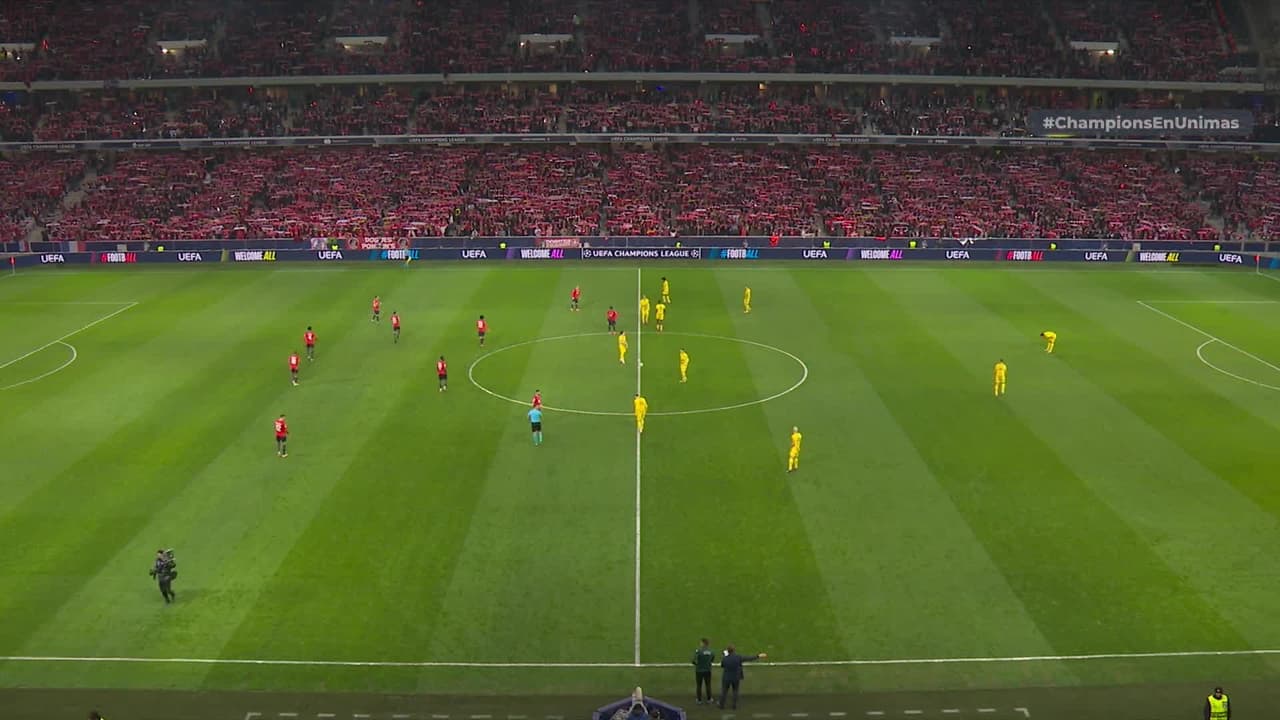 Arranca el partido y la pelota está en juego.