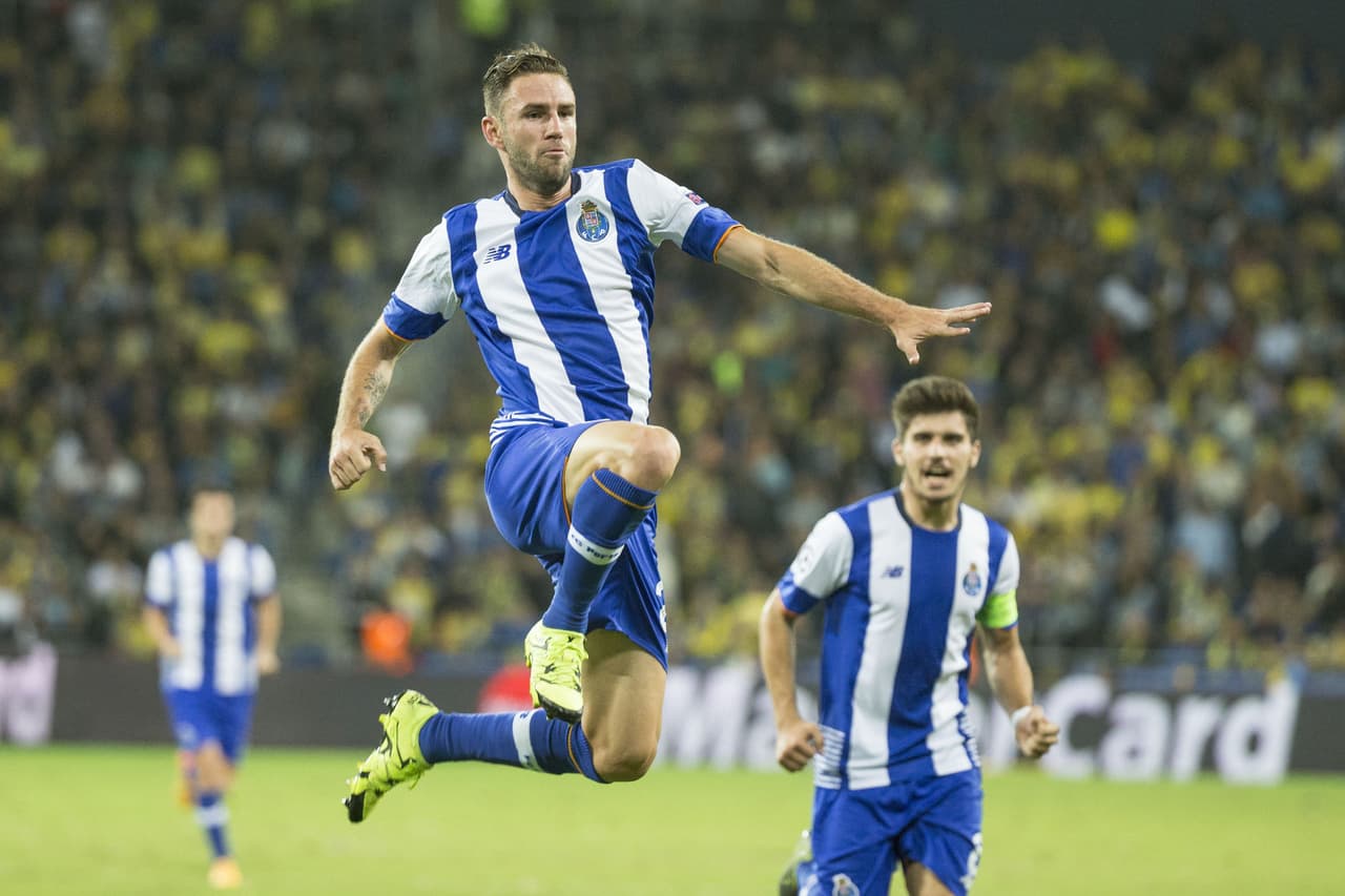 Miguel Layún. Es otro de los jugadores cuyo nivel lo hace indiscutible en los llamados a selección, se ha sabido adaptar en su paso por Europa y ha hecho goles importantes con el Porto.