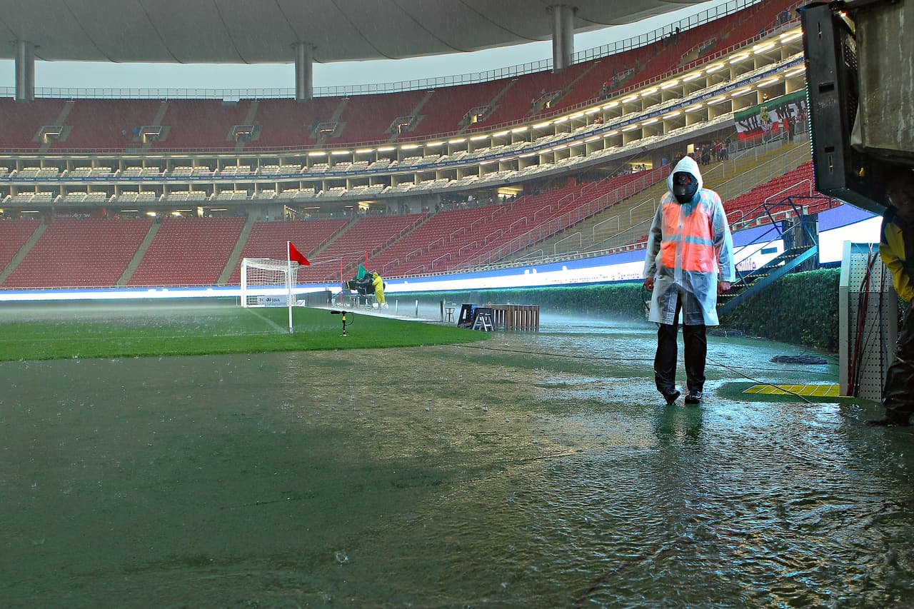 <b>Lo malo:</b> El diluvio que cayó en Guadalajara, el sábado por la noche, provocó que el Estadio Akron se inundara y el partido entre Chivas y Cruz Azul se retrasara media hora.