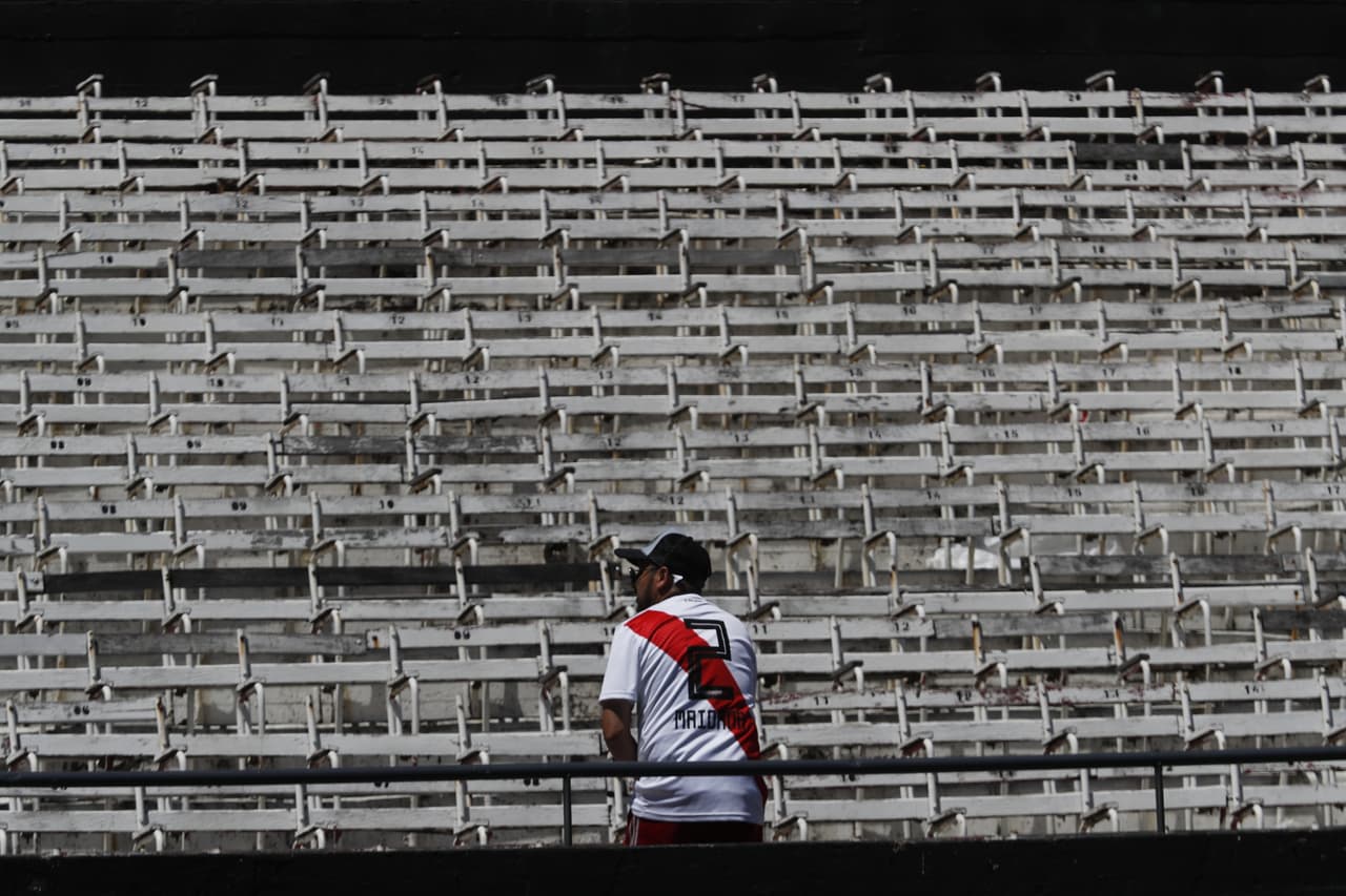 BUENOS AIRES, ARGENTINA - NOVEMBER 25: River fan reacts before the second leg of the final of Copa CONMEBOL Libertadores 2018 between River Plate and Boca Juniors at Estadio Monumental Antonio Vespucio Liberti on November 25, 2018 in Buenos Aires, Argentina. The match was postponed again today due to the attacks suffered by players of Boca Juniors on their arrival to the stadium yesterday. (Photo by Marcelo Hernandez/Getty Images)