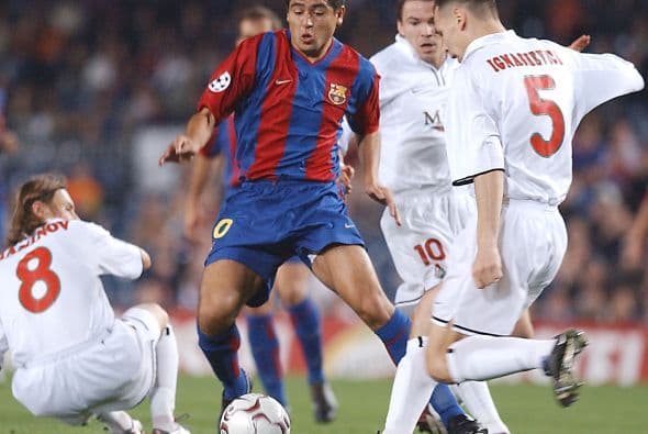 Su calidad lo llevó a probar suerte con el Barcelona de España en el año 2002, las expectativas de los entrenadores hacia el jugador terminaron por marginarlo del equipo un año después de su llegada al equipo culé.