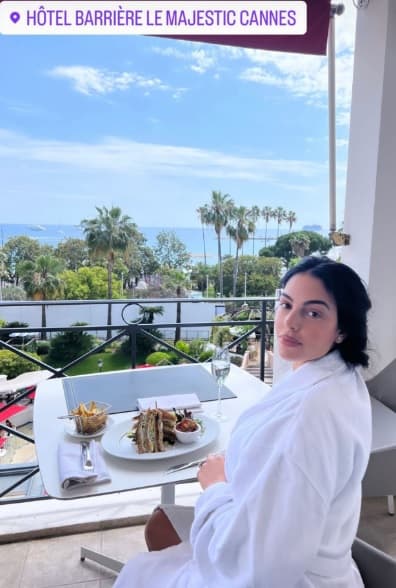 La pareja de Ronaldo publicó en sus historias de Instagram una instantánea en la que aparece disfrutando de un sándwich y papas, antes de que su equipo de belleza la arreglara nuevamente.