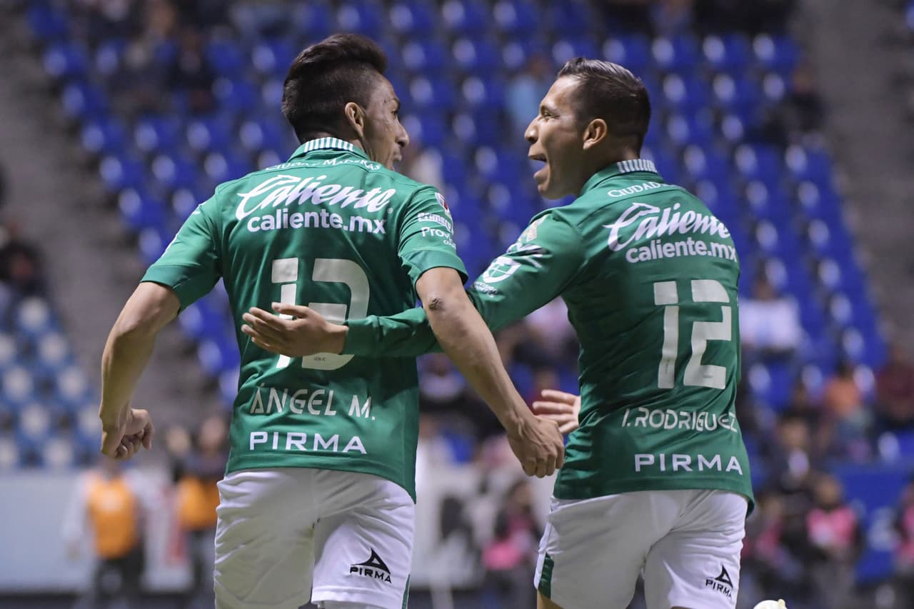 Apenas a los cinco minutos de juego el ecuatoriano Ángel Mena (izquierda) abrió el marcador para el León.