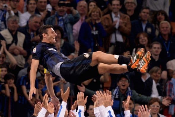 Luego fue alzado por los aires por sus compañeros.