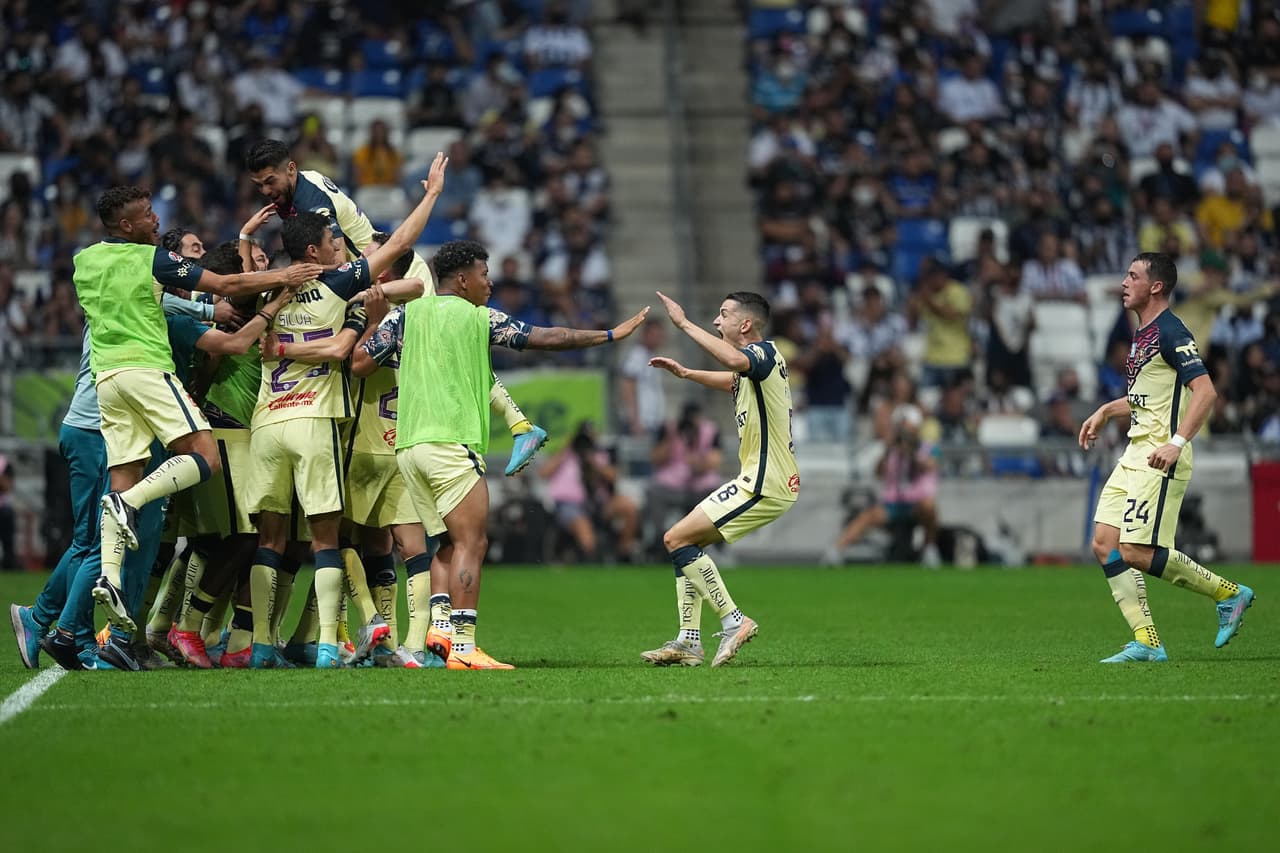 América inició ganando al 34' con un cabezazo de Álvaro Fidalgo que dio mucho de qué hablar, ya que el gol se generó en una jugada apretada de fuera de juego que se revisó en el VAR durante varios minutos.