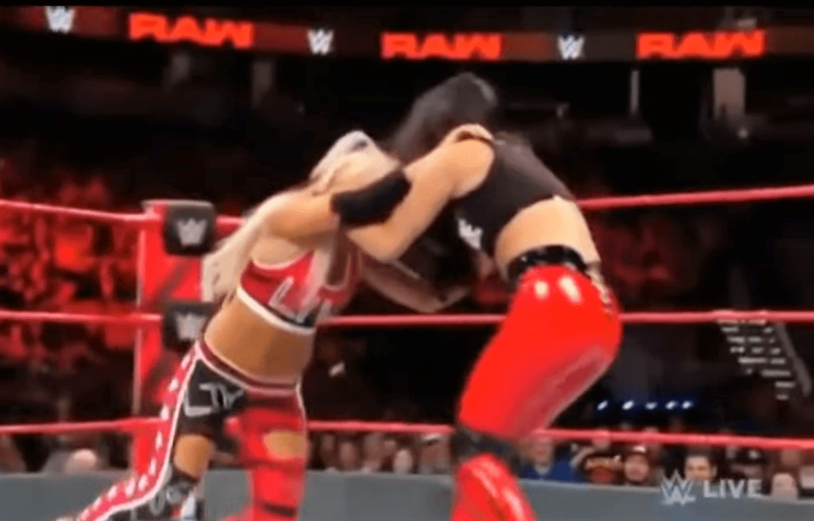 Aquí Brie finge que Morgan la empuja o la va llevando a su esquina pero la idea era sacarla rápido del ring. En redes sociales Bella dijo que no fue su intención causarle daño a una compañera.