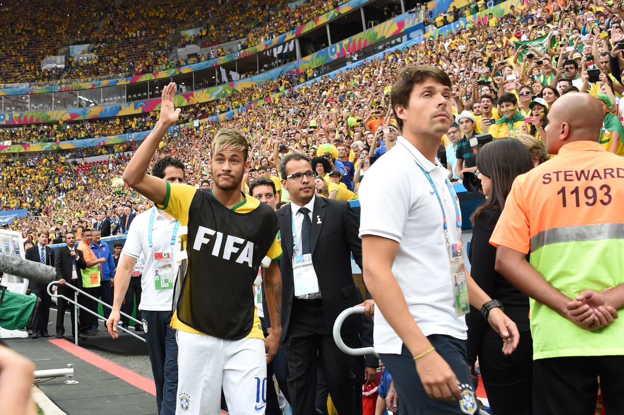 El Mundial de Brasil 2014 fue decepción para un Neymar que resultó lesionado y cuya salida llevó a la humillación 7-1 contra Alemania y a finalizar en el cuarto lugar. Con 22 años, llevaba el peso.