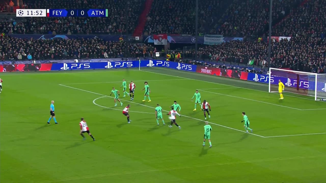 ¡TIRO ATAJADO! disparo por Álvaro Morata.