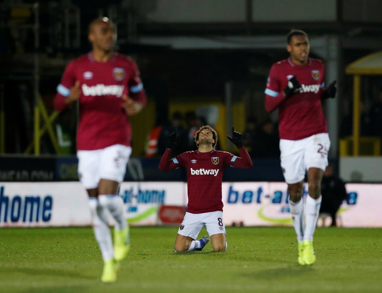 El brasileño Felipe Anderson (centro) ingresó al igual que Lucas Pérez en el segundo tiempo y acercó a los 'Hammers' a 3-2 en el minuto 71.