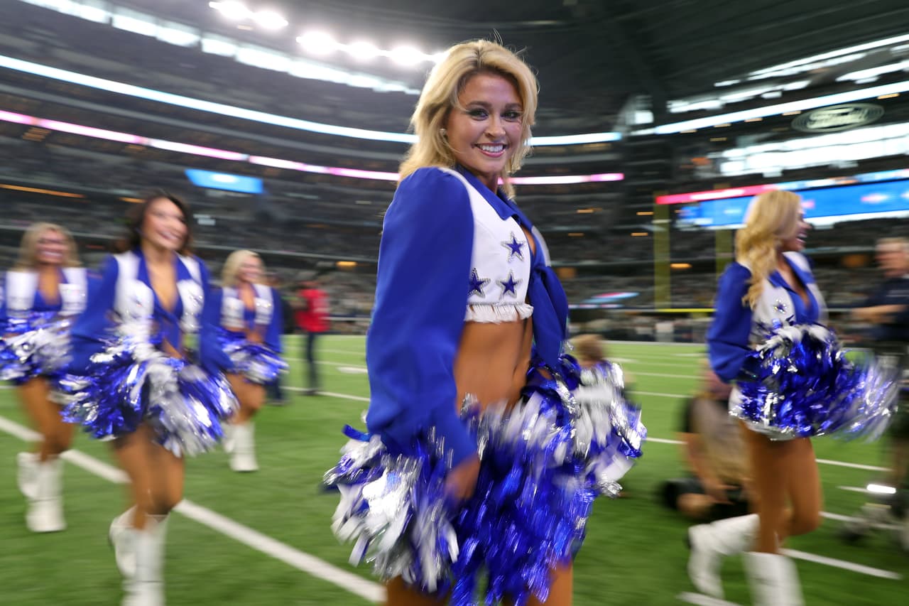 La belleza y energía de las porristas, junto con las ocurrencias y colorido de los fanáticos le dan un ingrediente adicional a la fiesta del fútbol americano de la NFL, en medio de la definición de los equipos que estarán en el Super Bowl.